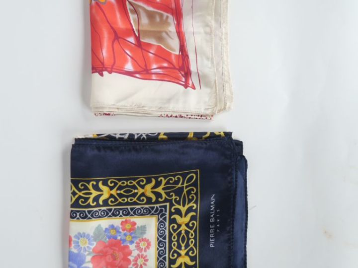 Pierre BALMAIN, Paris  Foulard en soie polychrome, modèle "François Ie