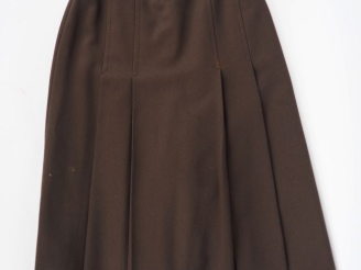 Vente aux enchères CELINE, Paris Jupe longue plissée vintage en laine marron.  La ceintur