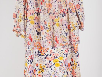 Vente aux enchères CELINE, Paris  Ensemble comprenant une jupe longue et une blouse assor