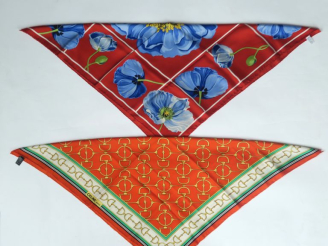 Vente aux enchères CELINE, Paris Ensemble comprenant :  - un foulard en soie, à décor de 
