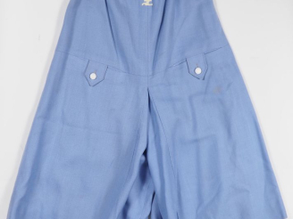 Vente aux enchères COURREGES, Paris Jupe culotte de couleur lavande en fibranne (100%).  
