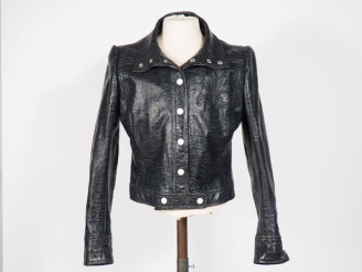 Vente aux enchères COURREGES, Paris Veste en coton (85%) et polyurethane (15%) noir craqu
