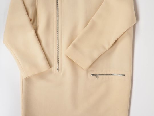COURREGES, Paris Robe crème en laine (95%) et polyamide (5%).  Ouvertu