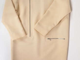 Vente aux enchères COURREGES, Paris Robe crème en laine (95%) et polyamide (5%).  Ouvertu