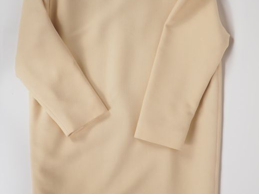 COURREGES, Paris Robe crème en laine (95%) et polyamide (5%).  Ouvertu