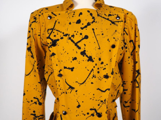 Vente aux enchères COURREGES, Paris Robe longue en laine (100%) moutarde tâchetée de noir