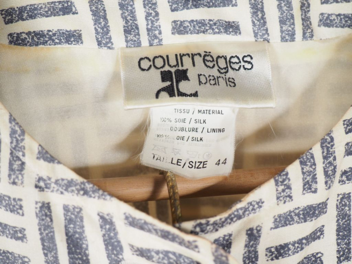COURREGES, Paris Ensemble de tailleur, jupe et veste, en soie (100%), 