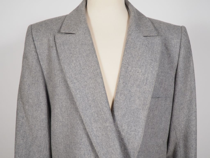 Guy LAROCHE, Diffusion, Paris Manteau long en laine (100%) gris. Trois