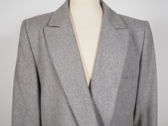 Vente aux enchères Guy LAROCHE, Diffusion, Paris Manteau long en laine (100%) gris. Trois