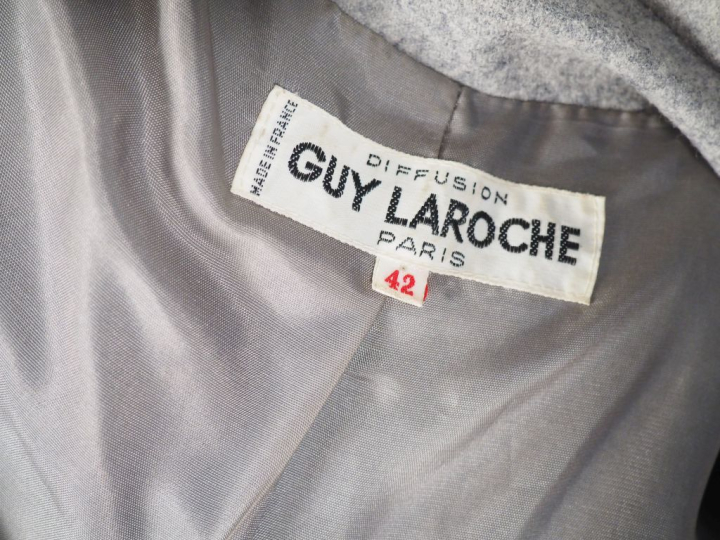 Guy LAROCHE, Diffusion, Paris Manteau long en laine (100%) gris. Trois