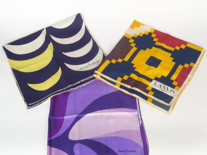 Jeanne LANVIN, Paris Ensemble comprenant deux différents foulards en s
