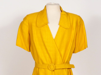 Vente aux enchères Nina RICCI, Boutique, Paris Robe à manches courtes et ceinture de coul