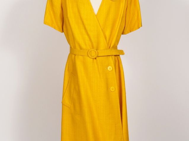 Nina RICCI, Boutique, Paris Robe à manches courtes et ceinture de coul