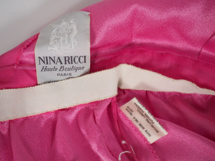 Nina RICCI, Boutique, Paris Robe dos nu en soie (100%) rose.  Attache 