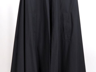 Vente aux enchères Jean-Louis SCHERRER, Boutique, Paris  Cape noire en coton (33%) et pol