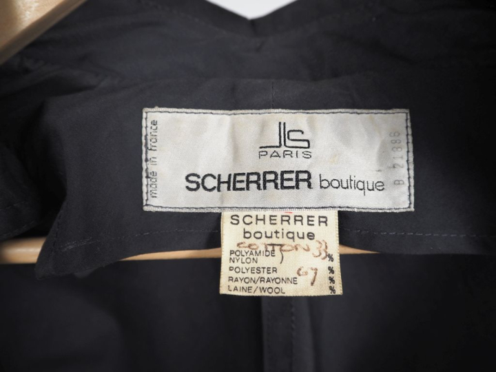 Jean-Louis SCHERRER, Boutique, Paris  Cape noire en coton (33%) et pol