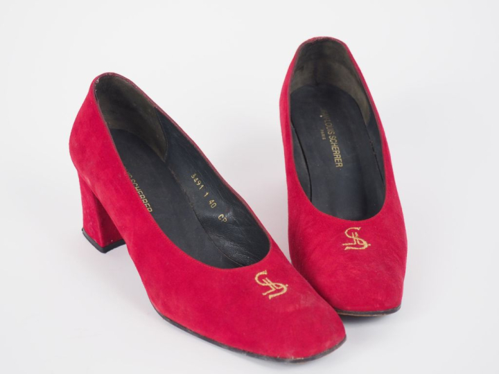 Jean-Louis SCHERRER, Paris Paire d'escarpins en daim rouge, à décor su
