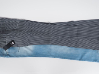 Vente aux enchères KARL LAGERFELD Ensemble comprenant :  - un pantalon en coton (98%) et 