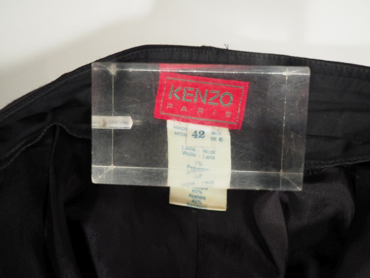 KENZO,  Ensemble comprenant :  - un pantalon noir en laine (80%), soie