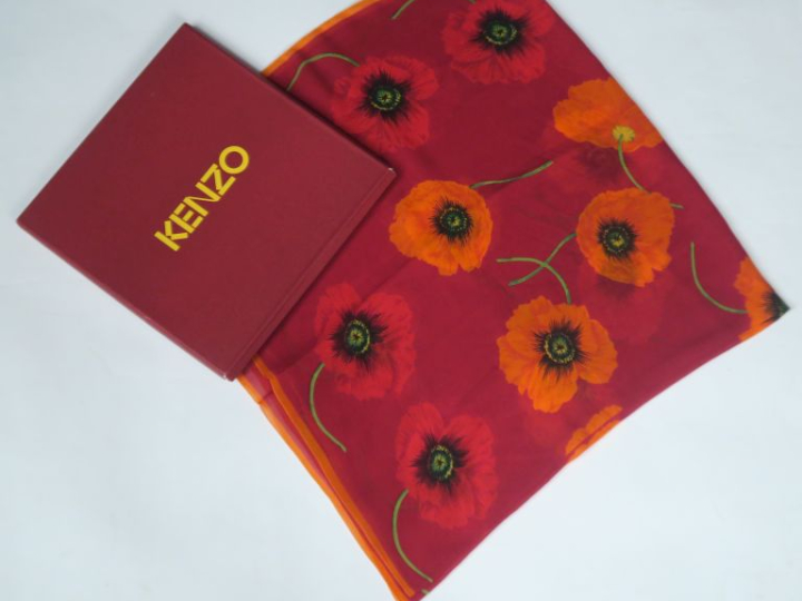 KENZO,  Foulard probablement en soie polychrome, à décor de coquelicot
