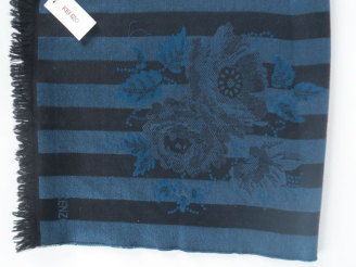 Vente aux enchères KENZO Echarpe en laine (70%) et soie (30%), rayée bleu et noir et agré
