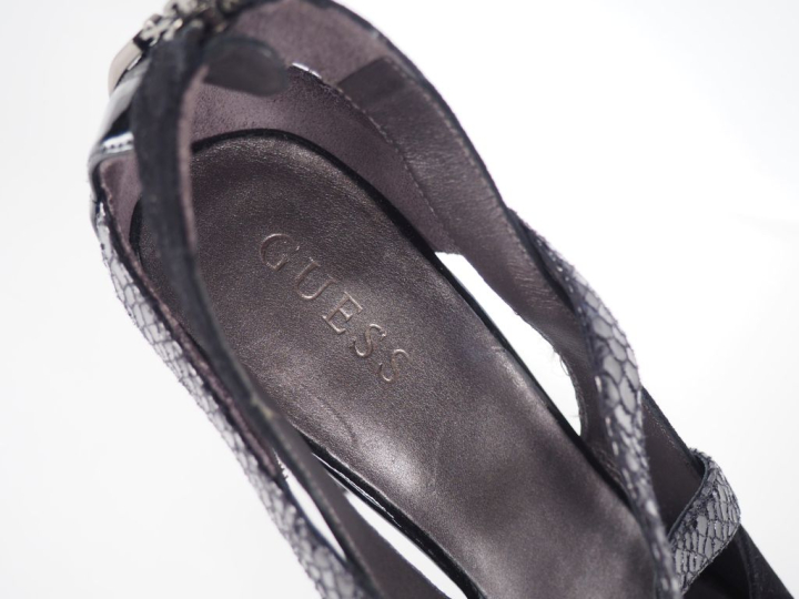 GUESS Paire de sandales à talon aiguille, brides, bout ouvert et plate