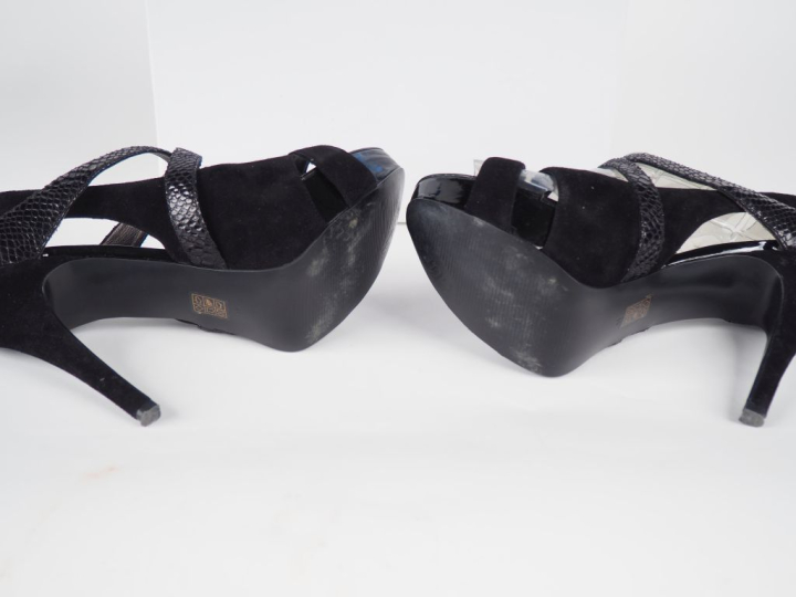 GUESS Paire de sandales à talon aiguille, brides, bout ouvert et plate