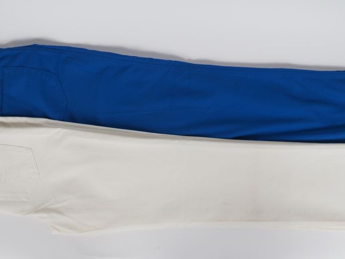 ESCADA Ensemble comprenant :  - un pantalon bleu en coton (95%).  Cinq
