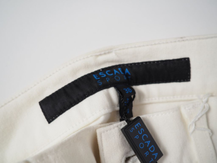 ESCADA Ensemble comprenant :  - un pantalon bleu en coton (95%).  Cinq