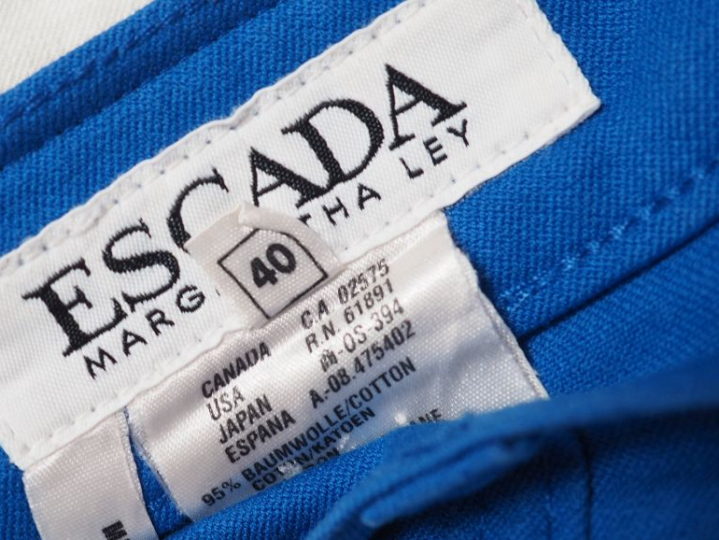 ESCADA Ensemble comprenant :  - un pantalon bleu en coton (95%).  Cinq
