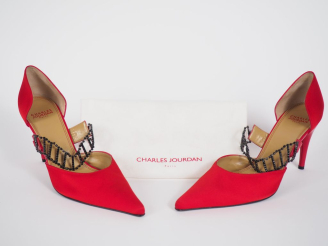 Vente aux enchères Charles JOURDAN, Paris Paire d'escarpins à talon aiguille en soie ou i