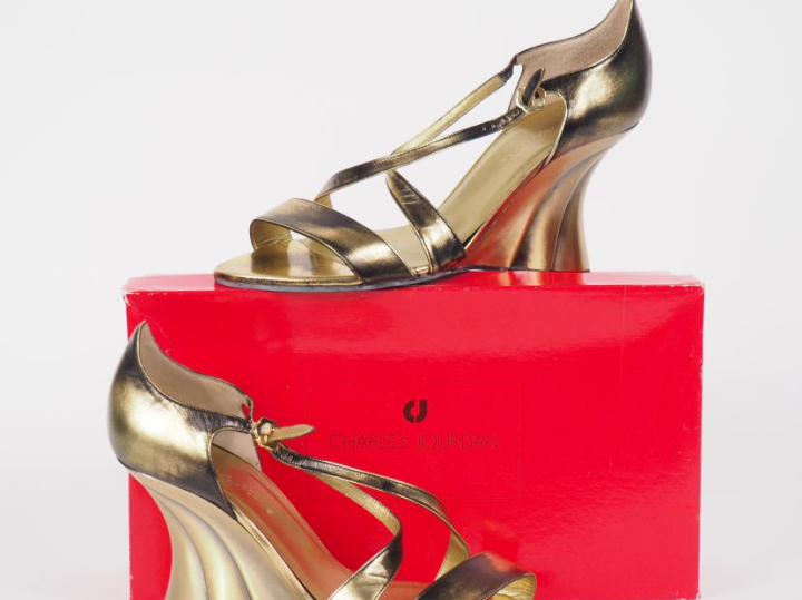 Charles JOURDAN Paire de sandales à talons compensés de couleur doré e