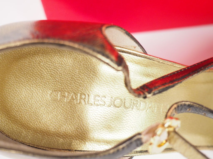 Charles JOURDAN Paire de sandales à talons compensés de couleur doré e