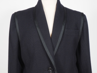 Vente aux enchères TERNYNCK, Paris Manteau long noir, probablement en laine.  Deux bouton
