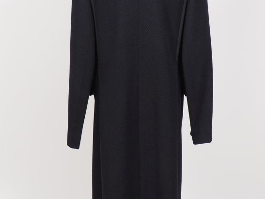 TERNYNCK, Paris Manteau long noir, probablement en laine.  Deux bouton