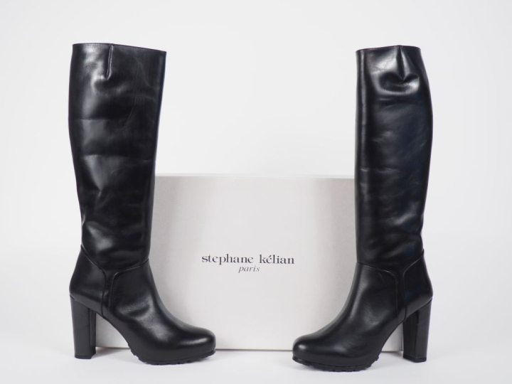 Stéphane KELIAN, Paris Paire de bottes à talons en cuir noir.  Taille.