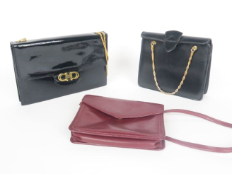 Vente aux enchères LONGCHAMP Petit sac en bandoulière bordeaux, à décor de rais obliques.
