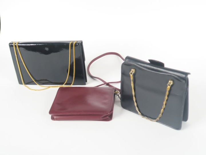 LONGCHAMP Petit sac en bandoulière bordeaux, à décor de rais obliques.