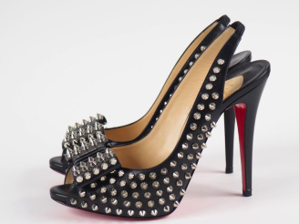 Vente aux enchères Christian LOUBOUTIN Paire d'escarpins en cuir noir clouté.  Ouverts à 