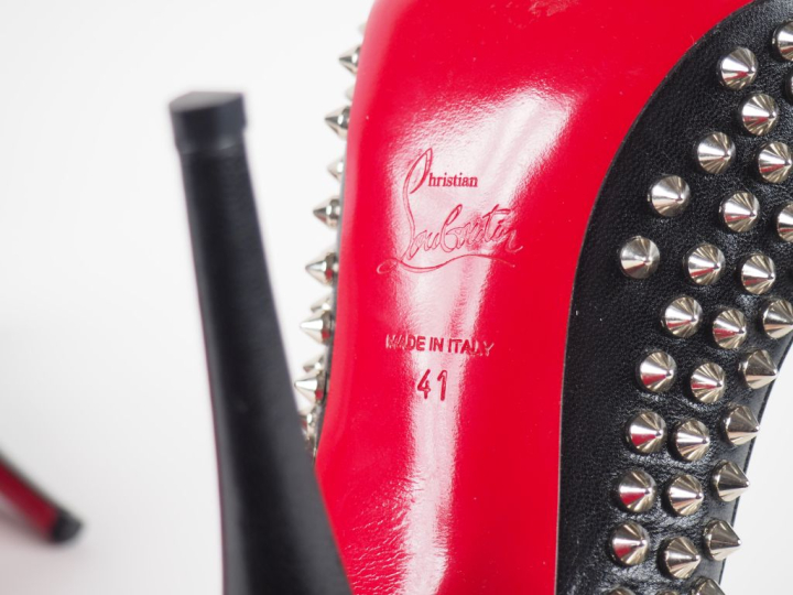 Christian LOUBOUTIN Paire d'escarpins en cuir noir clouté.  Ouverts à 