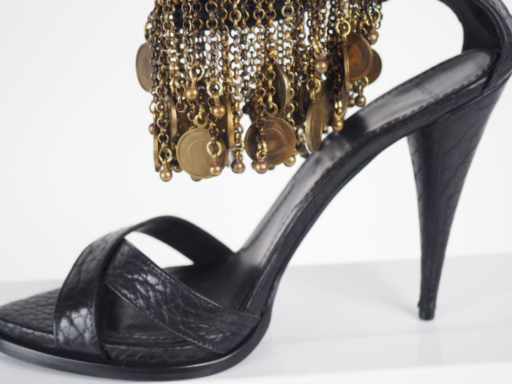 GIVENCHY Paire de sandale à brides et talons aiguilles.  Attache à la 