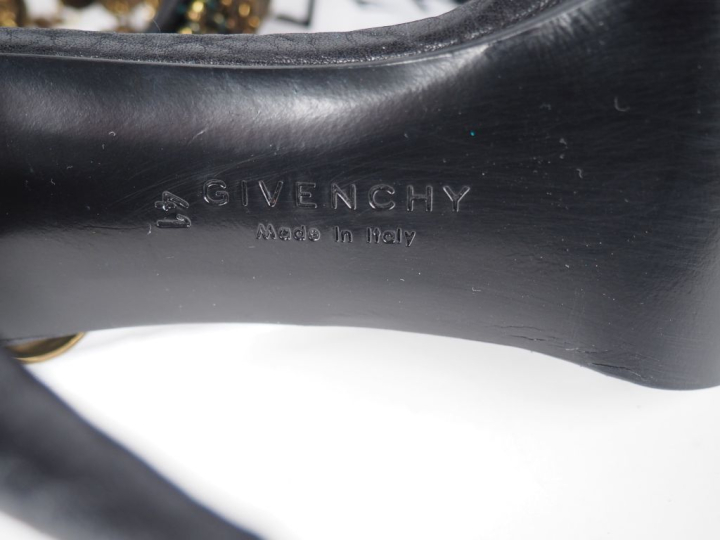 GIVENCHY Paire de sandale à brides et talons aiguilles.  Attache à la 