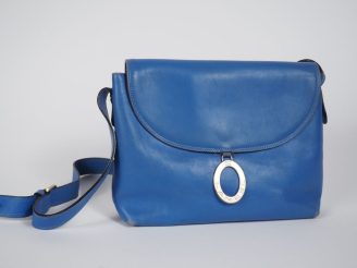 Vente aux enchères LANCEL, Paris Sac bandoulière en cuir bleu.  Fermeture à rabat et pres