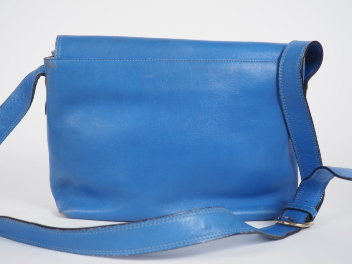 LANCEL, Paris Sac bandoulière en cuir bleu.  Fermeture à rabat et pres