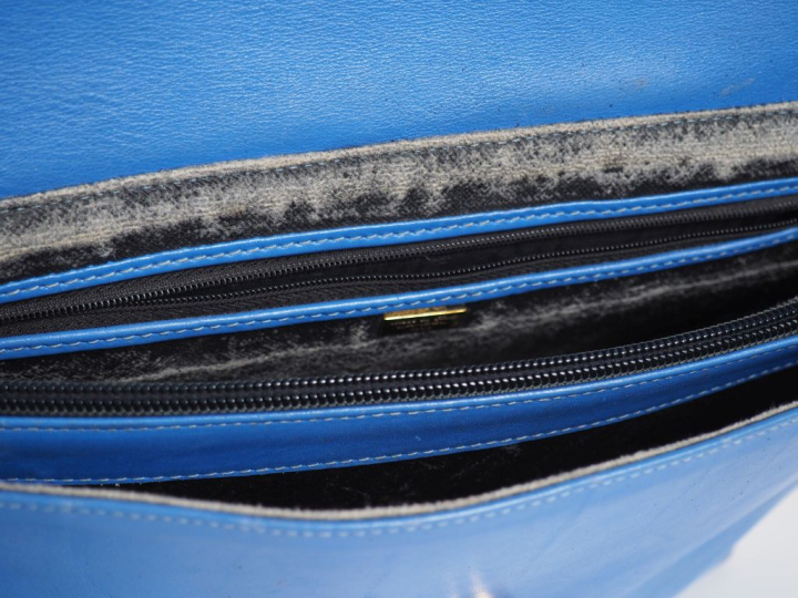 LANCEL, Paris Sac bandoulière en cuir bleu.  Fermeture à rabat et pres