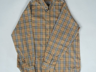 Vente aux enchères BURBERRYS, of London Chemise en coton.  Une poche plaquée à l’avant.  