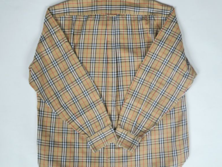 BURBERRYS, of London Chemise en coton.  Une poche plaquée à l’avant.  