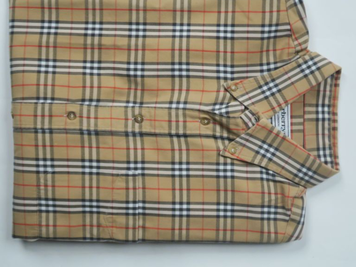 BURBERRYS, of London Chemise en coton.  Une poche plaquée à l’avant.  