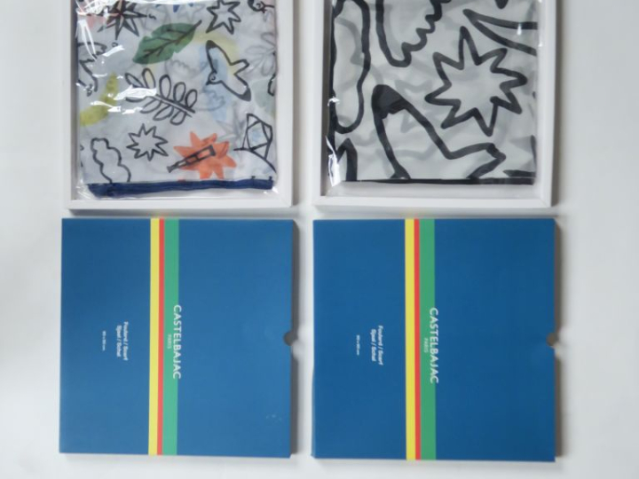 CASTELBAJAC, Paris Ensemble comprenant :  - un foulard en polyester (1