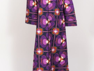 Vente aux enchères YAMS Manteau probablement en coton, à décor de fleurs dans les tons vi